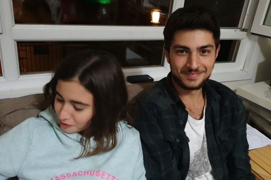 Berk ve kız kardeşi evde